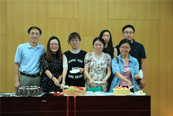 20170921欧陆平台举办2017年第三季度教职工生日集体庆祝活动 (4)_副本.jpg