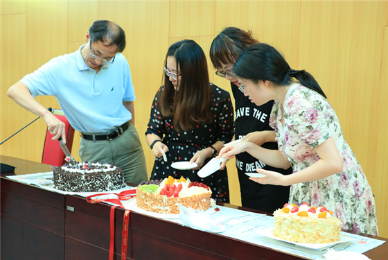 20170921欧陆平台举办2017年第三季度教职工生日集体庆祝活动 (18)_副本.jpg